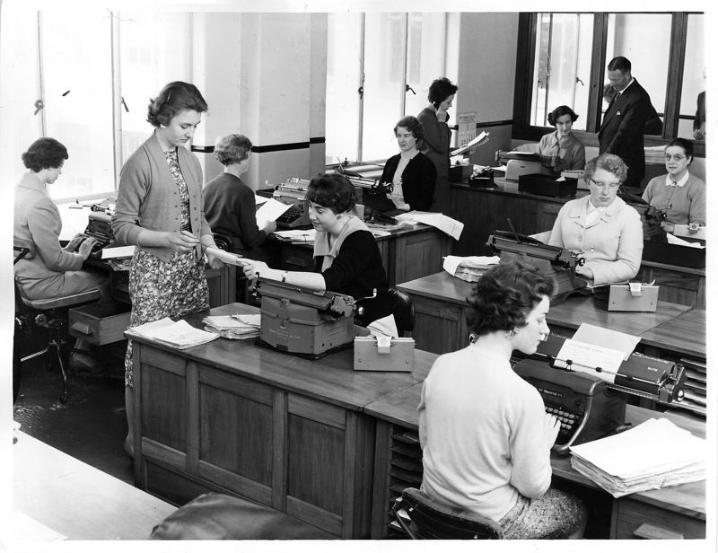 Sala de mecanógrafas de una oficina central en 1959.