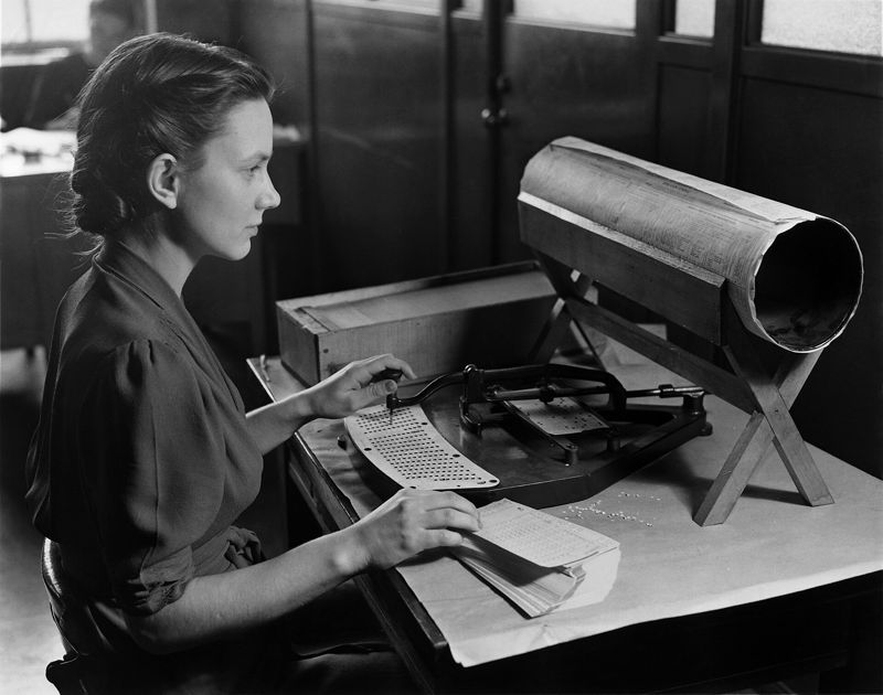 Una operadora perfora a mano fichas del censo de 1940 en una máquina Hollerith.